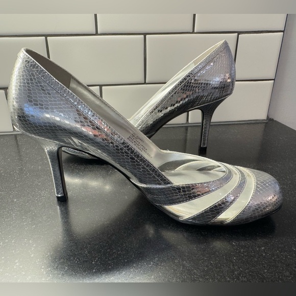 BCBG Paris PL-Danny Heel in Metallic Silver Shoe Size 9 NEW - Picture 1 of 12